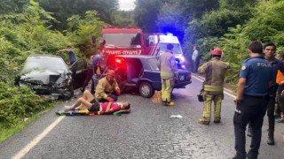 Sarıyerde iki araç kafa kafaya çarpıştı: 1i ağır 3 yaralı