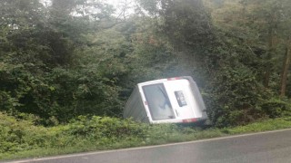 Sarıyerde minibüs yol kenarına devrildi