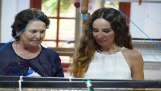 Şarkıcı Betül Demir tezgâh başına geçerek Bilecik Bezi dokudu