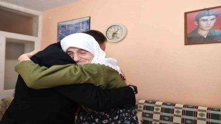Şehit oğlu için her ay aldığı maaşla çocuklara şekerleme alıyor