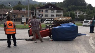 Semt pazarına giden traktör ile tır çarpıştı: 1 yaralı