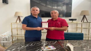 Serdar Ünsaldan Azertaç temsilcisi Sabir Şahtahtıya plaket