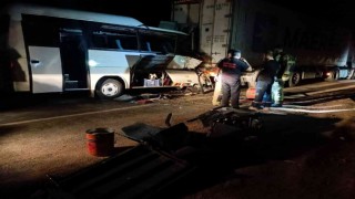 Servis minibüsü ile tır çarpıştı: 2 ölü