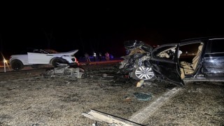 Seydikemerde iki otomobil çarpıştı: 1 ölü 3 yaralı