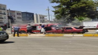 Seyir halindeki otomobil alev aldı
