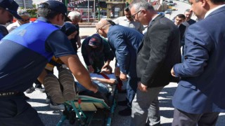 Sıcağa dayanamayan öğrenci, tören alanında bayıldı