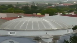 Şiddetli rüzgar cami kubbesindeki alemi devirdi