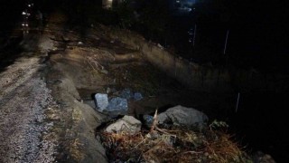 Şiddetli yağış sonrası Çanakkalede köy yolu göçtü