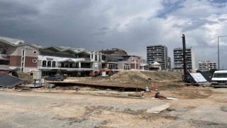 Şiddetli yağış ve fırtına inşaat bariyerlerini devirdi