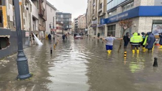 Silivride yoğun yağış sonrası su baskınları yaşandı