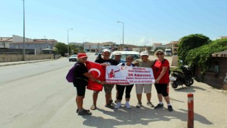 Sinoplu iki kadın ellerinde bayrakla 30 kilometre yürüdü