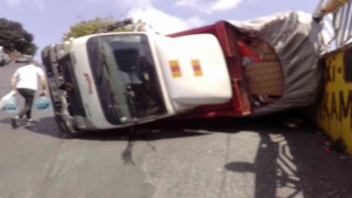 Şişlide yol verme kazası: Kamyonet devrildi