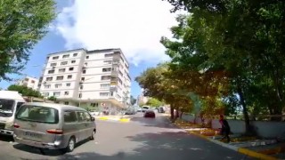 Şişlide yol vermek isteyen kamyonetin devrilme anı kamerada