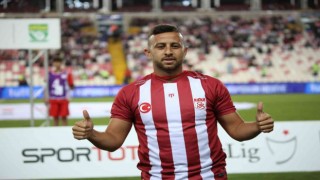 Sivassporun yeni transferi Dia Saba stadyumda taraftarı selamladı