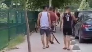 Sokak ortasında kılıçla yürüyen ve paniğe neden olan 3 şahıs set ekibi çıktı