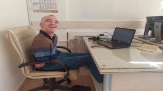 Spastik engelli ayak parmaklarıyla web tasarımı yapıyor