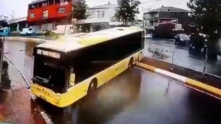 Sultanbeylide yolcu dolu İETT otobüsü kayarak kaldırıma çıktı