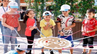 Sultangazide çocuklar Bilim Firarda ile hem eğleniyor hem de öğreniyor