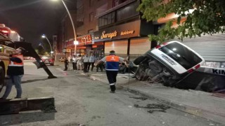 Sultangazide hafif ticari araç, dükkan ile kaldırım arasındaki boşluğa düştü