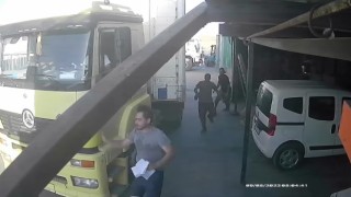 Sultangazide sanayide çalışan işçi elinde matkapla iş yeri sahibini kovaladı