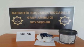 Şüpheli araçta boya kutusunda skunk ele geçirildi