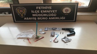 Şüpheli araçta silah ve uyuşturucu madde ele geçirildi