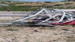 Sürücüsünün kontrolünü kaybettiği araç elektrik direğine çarptı: 4 yaralı