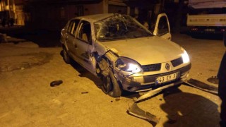 Takla atan aracın altında kalmaktan son anda kurtuldular