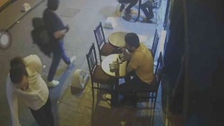 Taksimde dehşet anları kamerada: Mekana almayan kişiyi bıçakladı