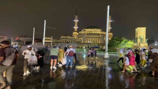 Taksimde sağanak başladı, vatandaşlar zor anlar yaşadı