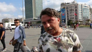 Taksimde seyyar satıcılar turisti darp etti