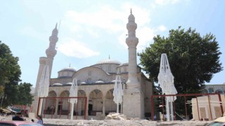 Tarihi cami avlusunda yapılan beton bloklar kaldırıldı