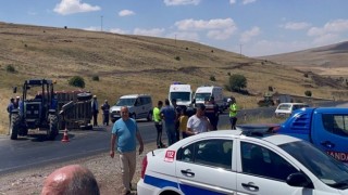 Tarım işçilerinin bulunduğu römork devrildi, 23 yaralı