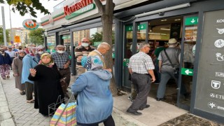 Tarım Kredi Kooperatif Marketi önünde indirim yoğunluğu
