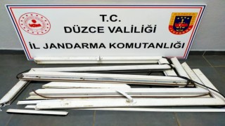 Tarladan plastik doğrama çalan şahıslar yakalandı