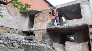 Tehlike oluşturan metruk bina yıkıldı