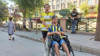 Tekerlekli sandalye ile Fenerbahçe için 350 kilometre uzaktan geldi