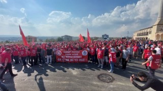 Tekirdağda maaşını az bulan yüzlerce işçi belediyeye yürüdü