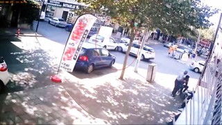 Tekirdağda otomobil sürücüsünün yaralandığı kaza kamerada