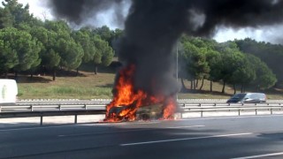 TEMde otomobil alev topuna döndü, kadın sürücü şans eseri kurtuldu