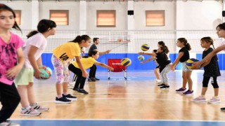 Tepebaşında 250 çocuk uzman eğitmenler eşliğinde voleybol kursunda