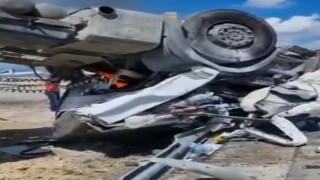Ters dönen tırda sıkışıp ağır yaralandı, yanmaktan vatandaşlar kurtardı