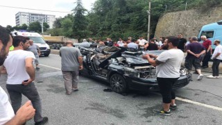 Tıra arkadan çarpan otomobilin tavanı kağıt gibi yırtıldı: 3ü çocuk, 6 yaralı