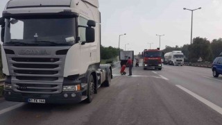 Tırın dorsesinde çıkan yangın, itfaiye ve vatandaşların yardımıyla söndü