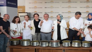 Tokatta rekor sayıda yaprak sarma yapılıp vatandaşlara dağıtıldı