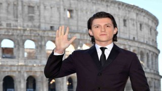 Tom Holland sosyal medyaya ara verdi