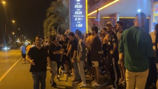 Trabzonspor taraftarı FC Kopenhagın kaldığı otelin önüne akın etti
