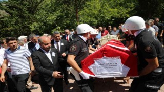 Trafik kazasında vefat eden polis memuru ve eşinin cenazeleri Artvinde toprağa verildi