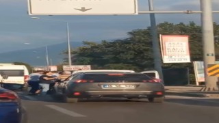 Trafikte yol verme tartışması kamerada