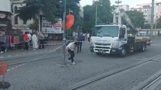 Tramvay teli koptu, vatandaşlar aldırış etmeden yoluna devam etti